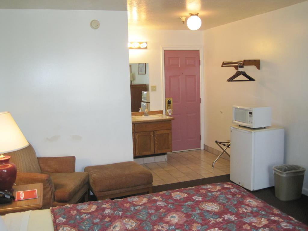 Ameri-stay & 2* Clearfield